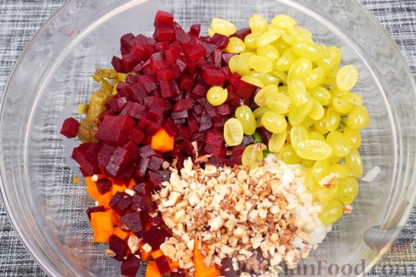 Винегрет с виноградом и орехами