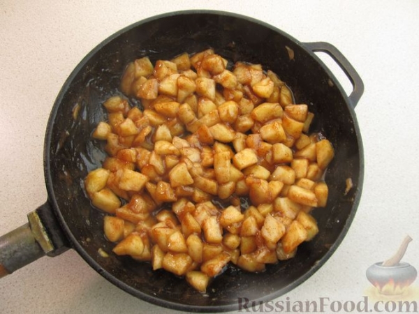 Блинчики с яблоками и корицей