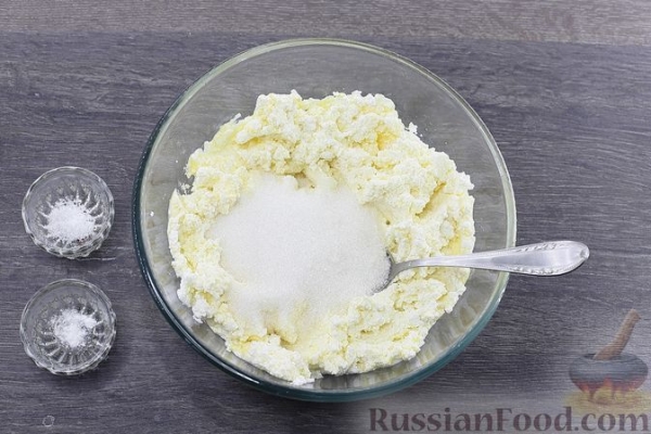Вафельный торт с начинкой из творога, яблок и изюма