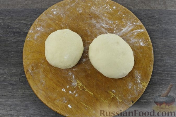 Дрожжевой пирог с куриными желудочками в сметане