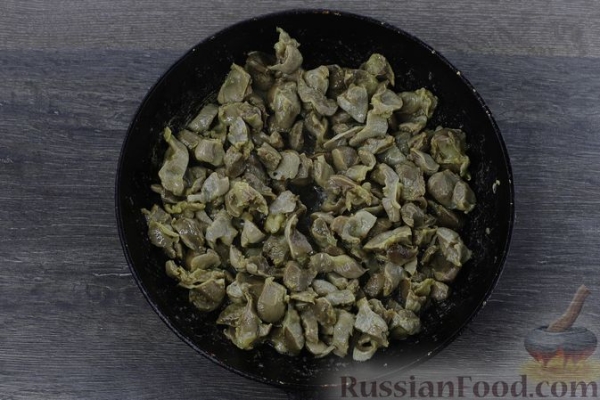 Дрожжевой пирог с куриными желудочками в сметане