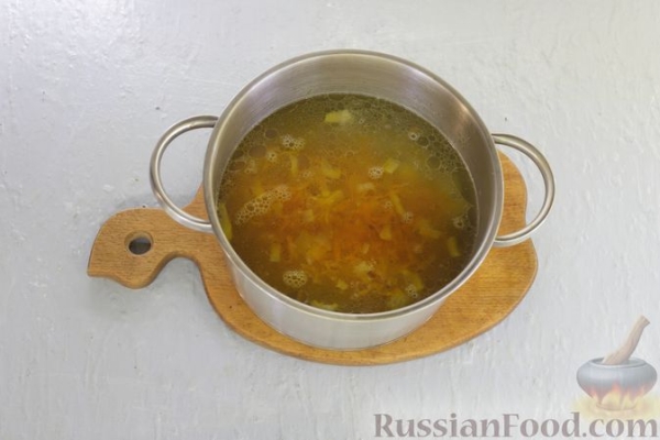 Сырный суп с капустой, фасолью и курицей