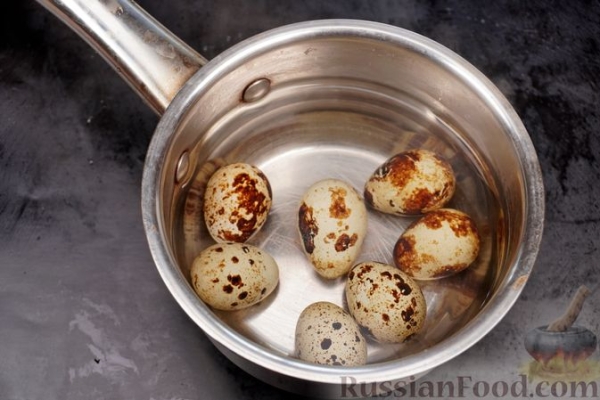 Салат с печенью, дыней, огурцами и яйцами