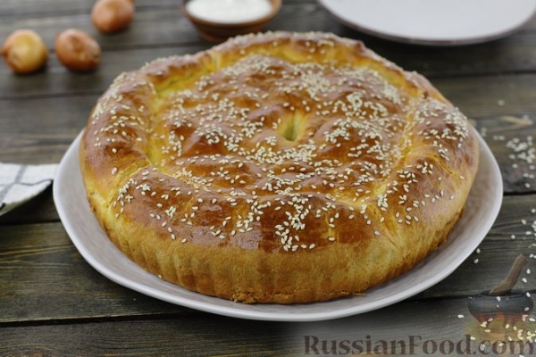 Дрожжевой пирог с куриными желудочками в сметане