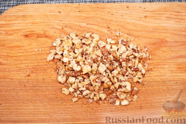 Винегрет с виноградом и орехами