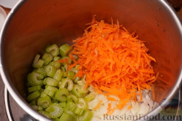 Макароны с чечевицей и сельдереем в томатном соусе