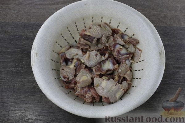 Дрожжевой пирог с куриными желудочками в сметане