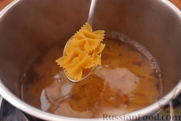Макароны с чечевицей и сельдереем в томатном соусе