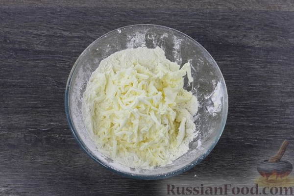 Дрожжевой пирог с куриными желудочками в сметане
