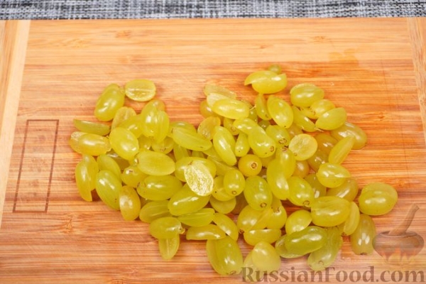 Винегрет с виноградом и орехами
