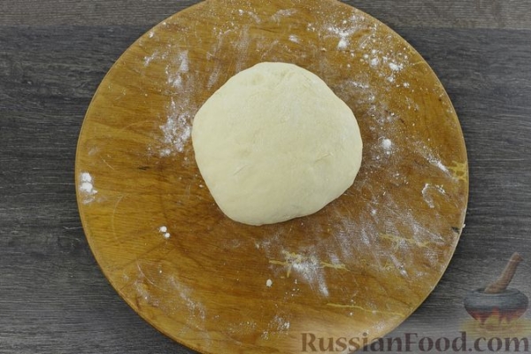 Дрожжевой пирог с куриными желудочками в сметане
