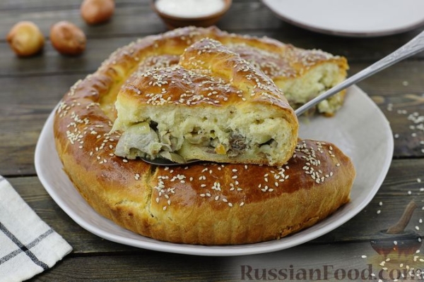 Дрожжевой пирог с куриными желудочками в сметане