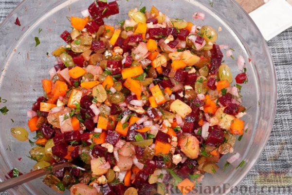 Винегрет с виноградом и орехами