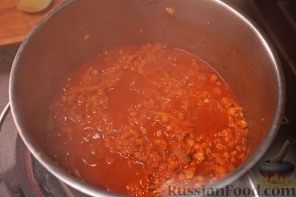 Макароны с чечевицей и сельдереем в томатном соусе