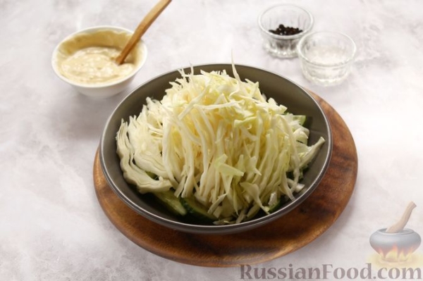 Салат из капусты, огурцов и яиц