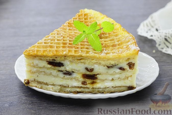 Вафельный торт с начинкой из творога, яблок и изюма