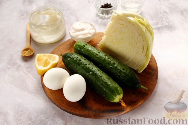 Салат из капусты, огурцов и яиц