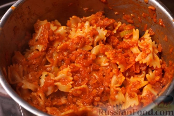 Макароны с чечевицей и сельдереем в томатном соусе