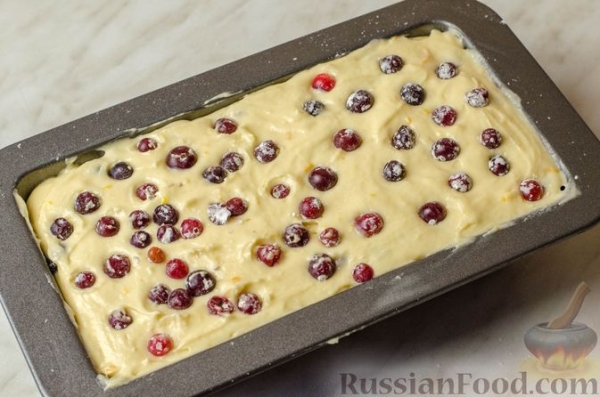 Апельсиновый кекс с клюквой и белковой глазурью