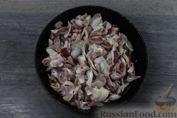 Дрожжевой пирог с куриными желудочками в сметане