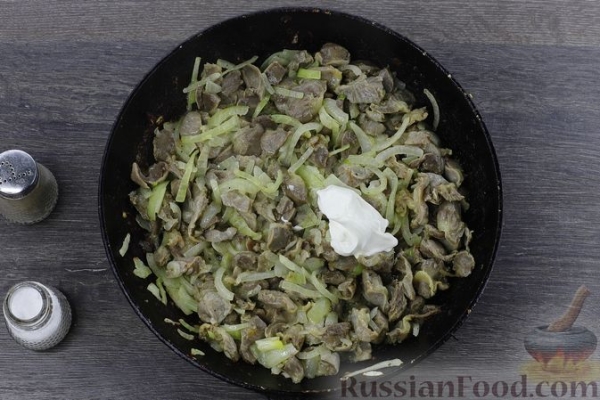 Дрожжевой пирог с куриными желудочками в сметане