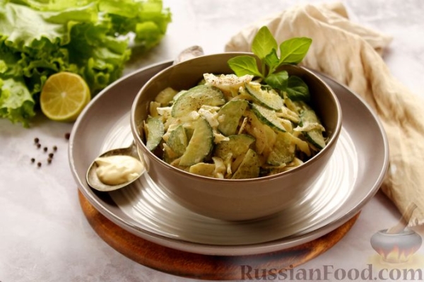 Салат из капусты, огурцов и яиц