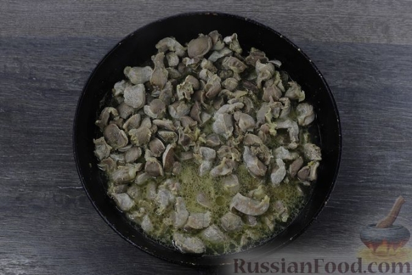 Дрожжевой пирог с куриными желудочками в сметане