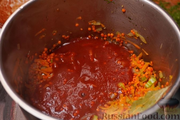 Макароны с чечевицей и сельдереем в томатном соусе