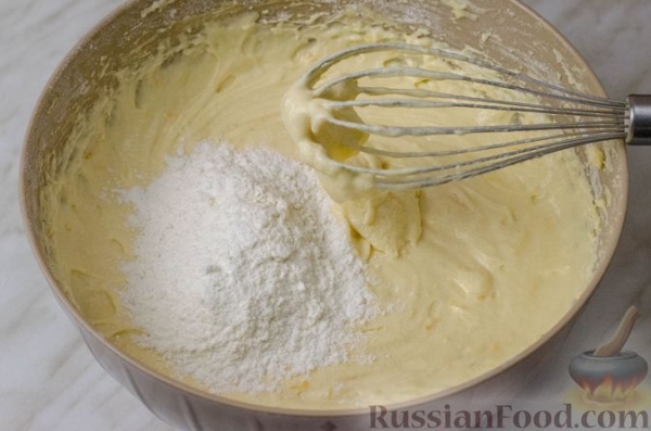 Апельсиновый кекс с клюквой и белковой глазурью