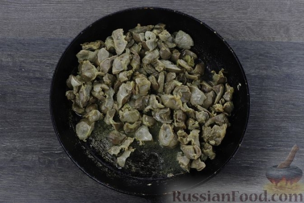 Дрожжевой пирог с куриными желудочками в сметане