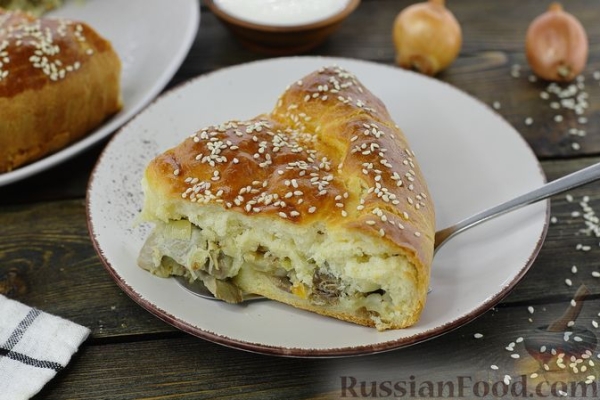 Дрожжевой пирог с куриными желудочками в сметане