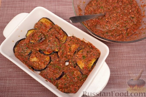 Баклажаны, запечённые с помидорами, брынзой и грецкими орехами