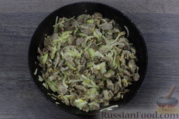 Дрожжевой пирог с куриными желудочками в сметане
