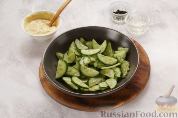 Салат из капусты, огурцов и яиц