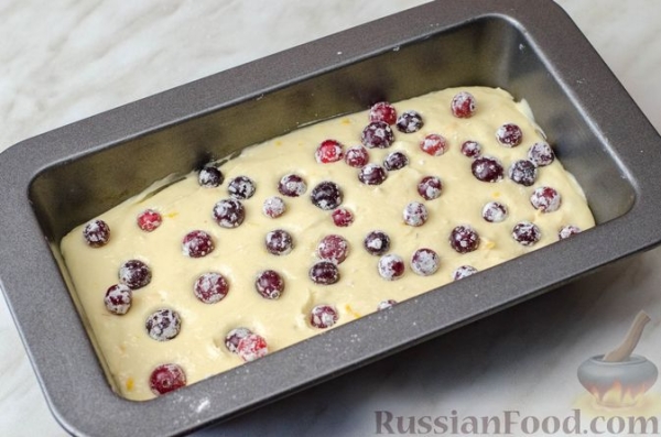 Апельсиновый кекс с клюквой и белковой глазурью