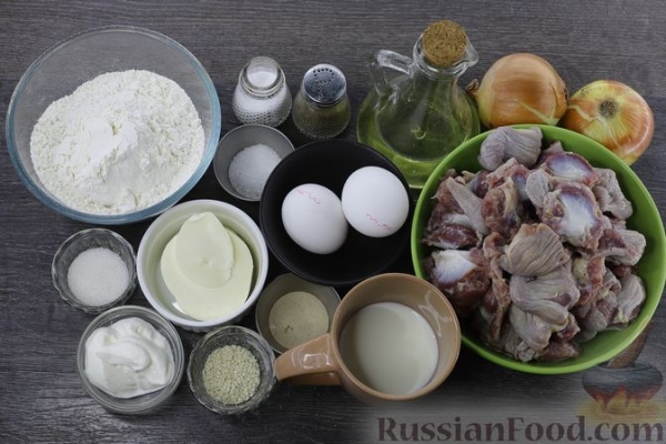 Дрожжевой пирог с куриными желудочками в сметане
