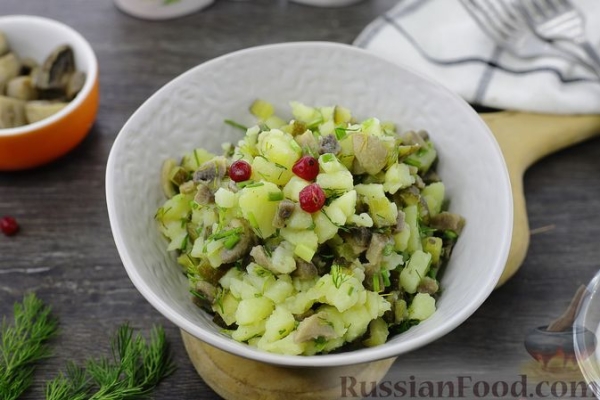 Салат с маринованными грибами и солёными огурцами