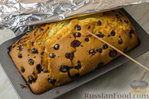 Апельсиновый кекс с клюквой и белковой глазурью