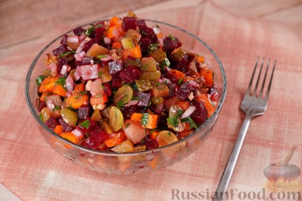 Винегрет с виноградом и орехами