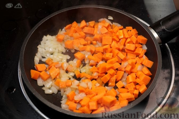 Куриные бёдрышки, запечённые с овощами в томатном соусе