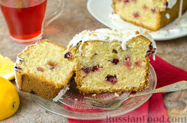 Апельсиновый кекс с клюквой и белковой глазурью