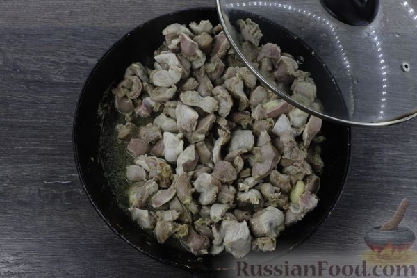 Дрожжевой пирог с куриными желудочками в сметане