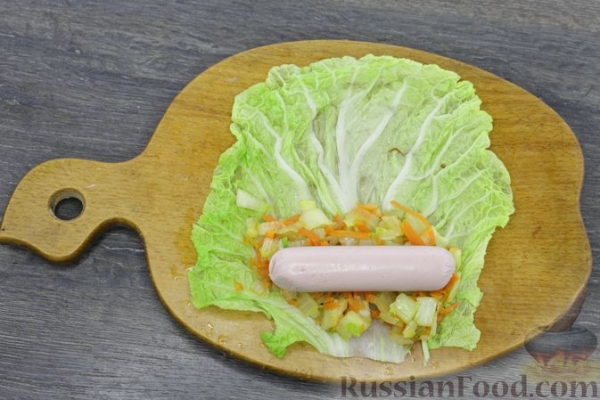 Рулетики из пекинской капусты с сосисками