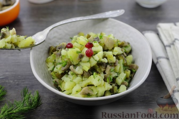 Салат с маринованными грибами и солёными огурцами