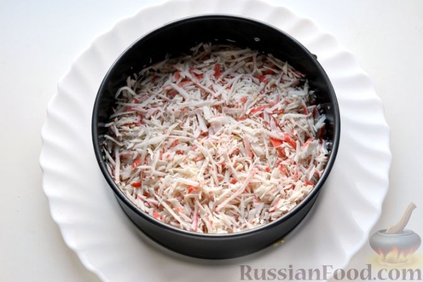 Слоёный салат с крабовыми палочками, сыром и морковью по-корейски