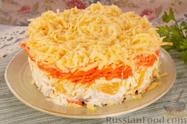 Слоёный салат с курицей, апельсином и морковью по-корейски Слоёный салат с курицей, апельсином и морковью по-корейски