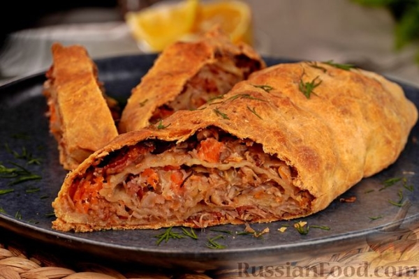 Штрудель с сёмгой, беконом и квашеной капустой