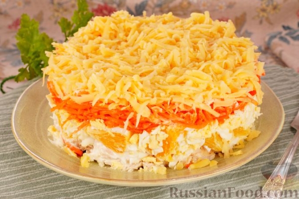Слоёный салат с курицей, апельсином и морковью по-корейски Слоёный салат с курицей, апельсином и морковью по-корейски
