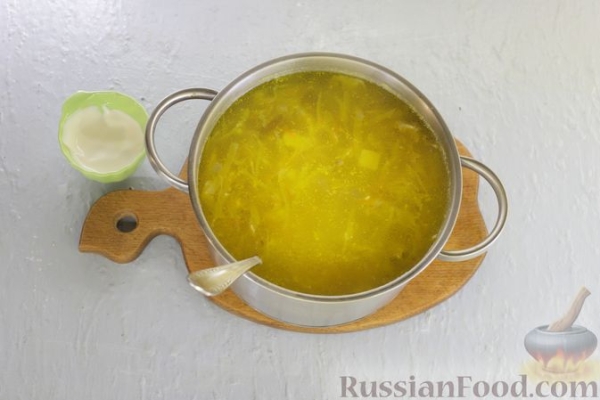 Сырный суп с капустой, фасолью и курицей