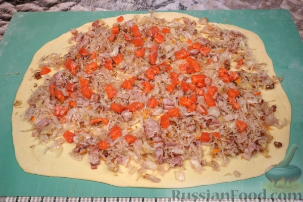 Штрудель с сёмгой, беконом и квашеной капустой